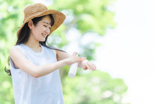 紫外線対策をする女性