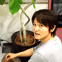 院内の植物は一鉢一鉢心をこめて土入れしています。